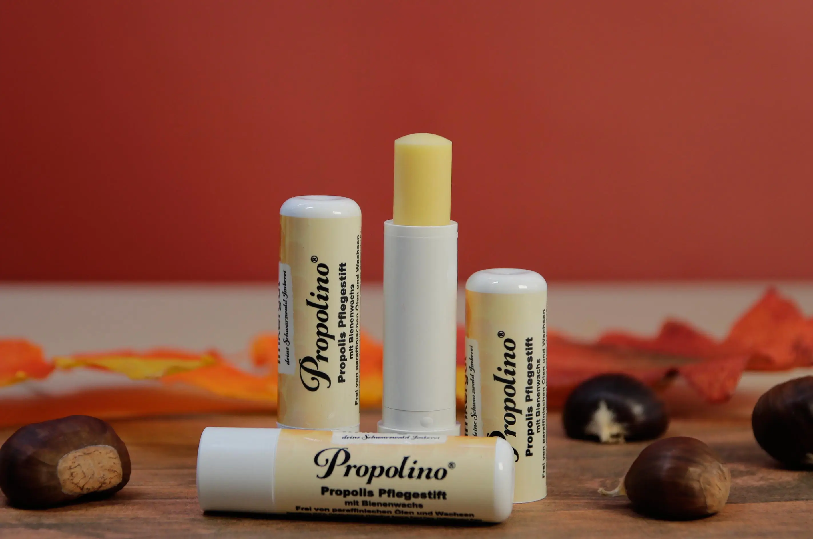 Propolino-Lippenpflegestifte, drumherum Edelkastanien und weitere Herbstdeko